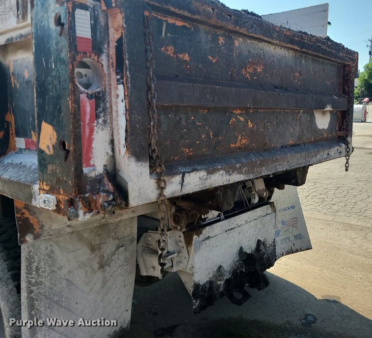 image for item LE9150 1987 International 1654  dump truck