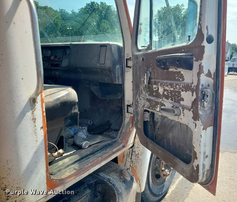 image for item LE9150 1987 International 1654  dump truck