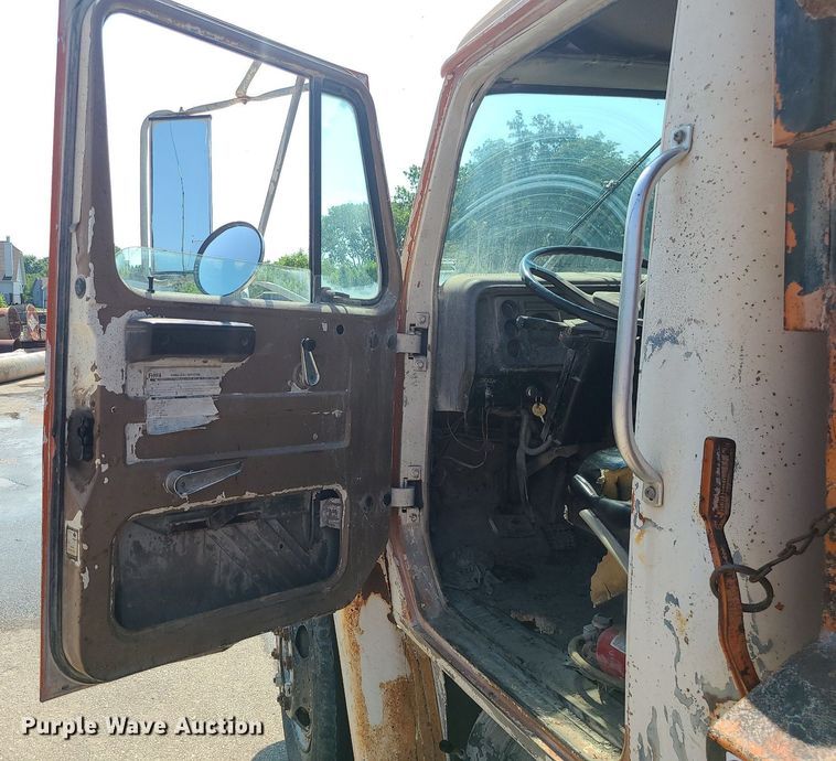 image for item LE9150 1987 International 1654  dump truck