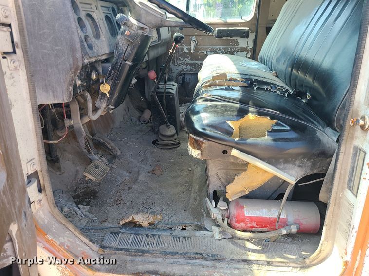 image for item LE9150 1987 International 1654  dump truck