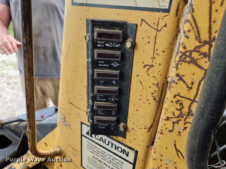 image for item LM9056 1989 New Holland L781  skid steer loader