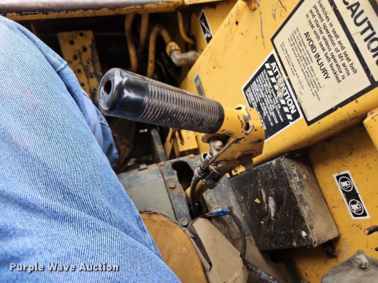 image for item LM9056 1989 New Holland L781  skid steer loader