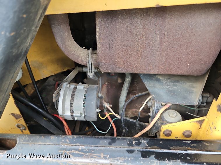 image for item LM9056 1989 New Holland L781  skid steer loader