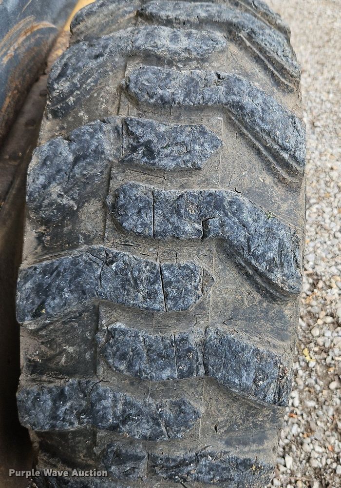 image for item LM9056 1989 New Holland L781  skid steer loader