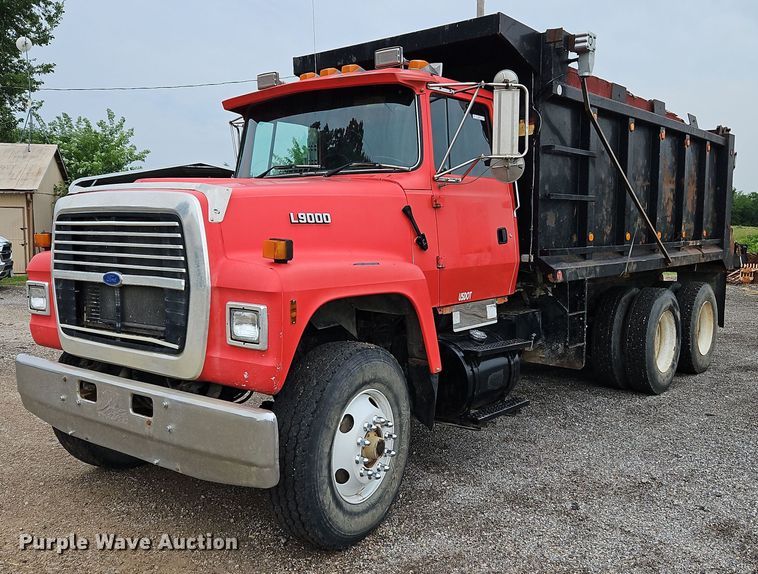 image for item LM9057 1995 Ford L9000  dump truck