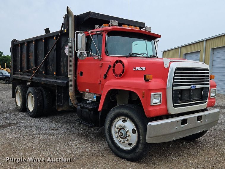 image for item LM9057 1995 Ford L9000  dump truck