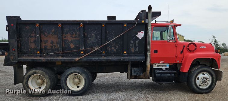 image for item LM9057 1995 Ford L9000  dump truck