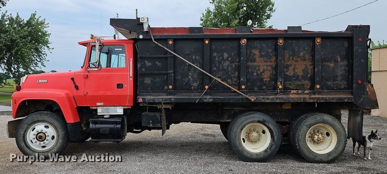 image for item LM9057 1995 Ford L9000  dump truck