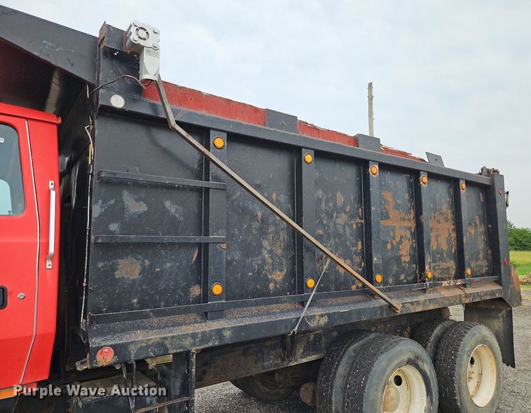 image for item LM9057 1995 Ford L9000  dump truck