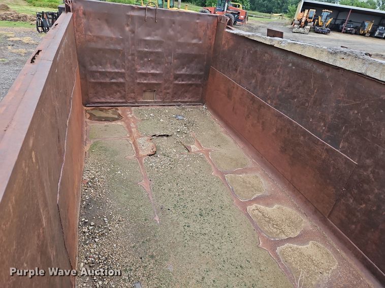 image for item LM9057 1995 Ford L9000  dump truck