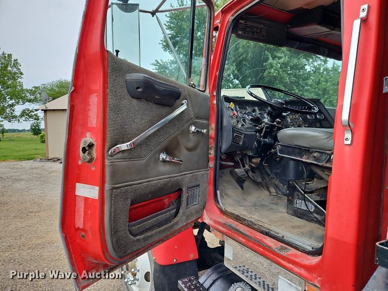 image for item LM9057 1995 Ford L9000  dump truck