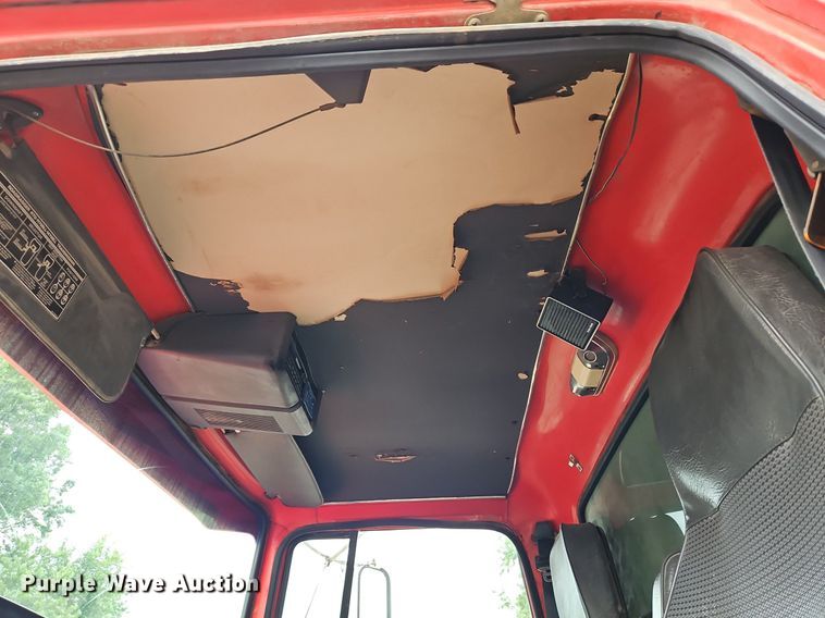 image for item LM9057 1995 Ford L9000  dump truck