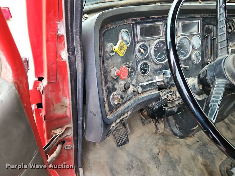 image for item LM9057 1995 Ford L9000  dump truck