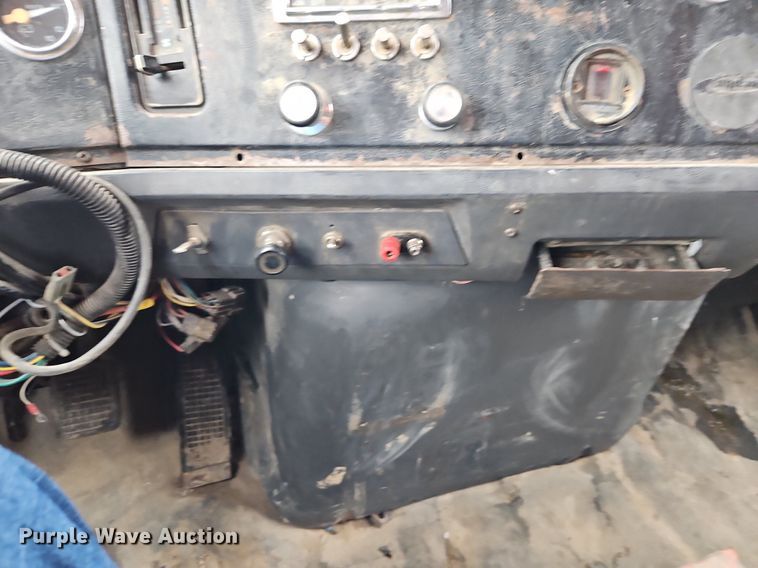 image for item LM9057 1995 Ford L9000  dump truck