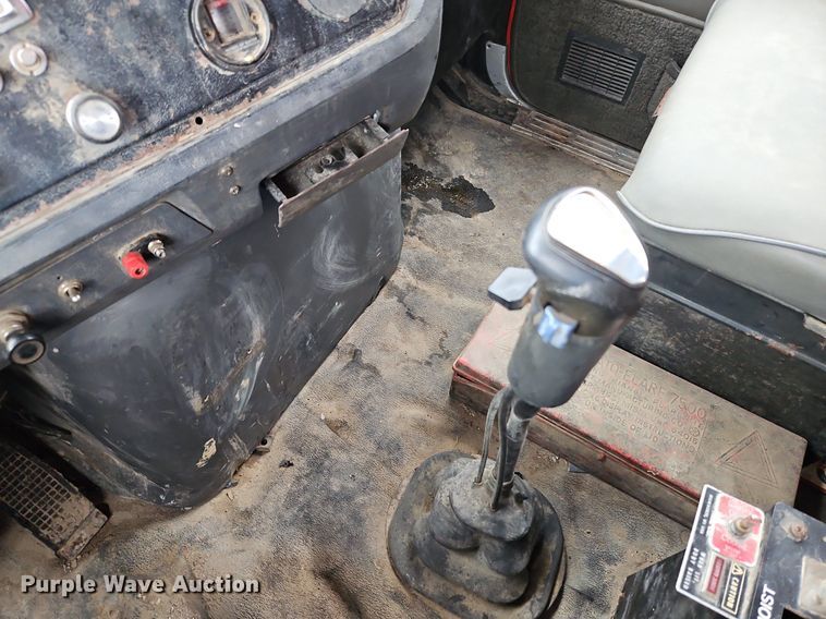 image for item LM9057 1995 Ford L9000  dump truck