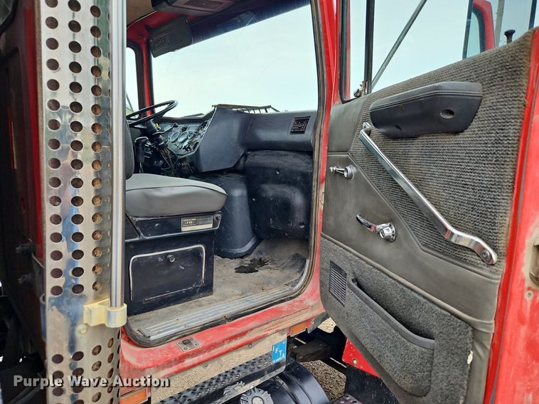 image for item LM9057 1995 Ford L9000  dump truck