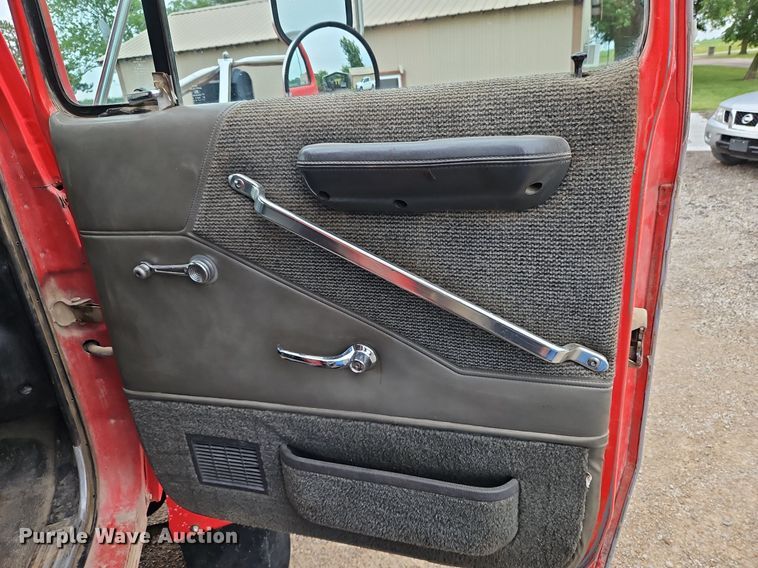 image for item LM9057 1995 Ford L9000  dump truck