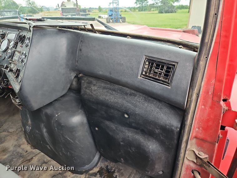 image for item LM9057 1995 Ford L9000  dump truck