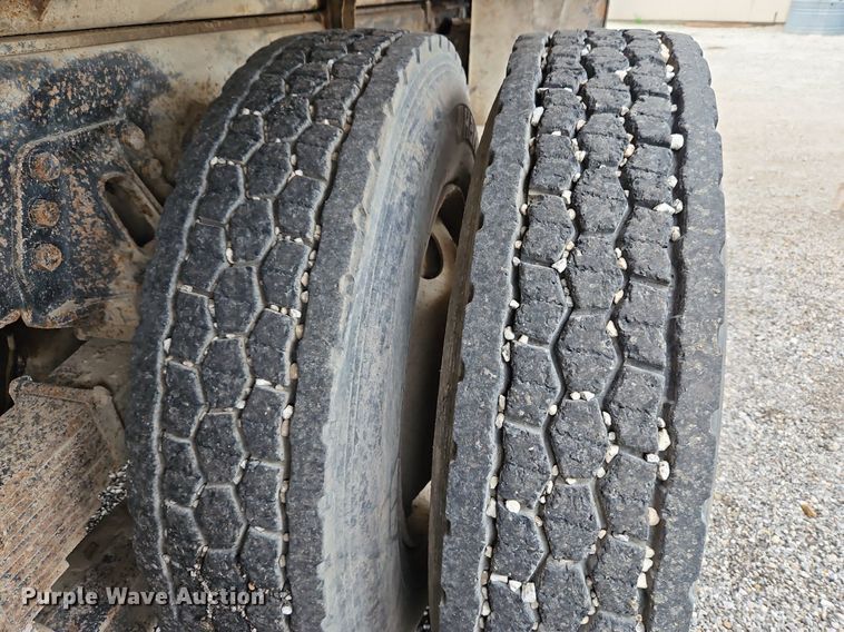 image for item LM9057 1995 Ford L9000  dump truck