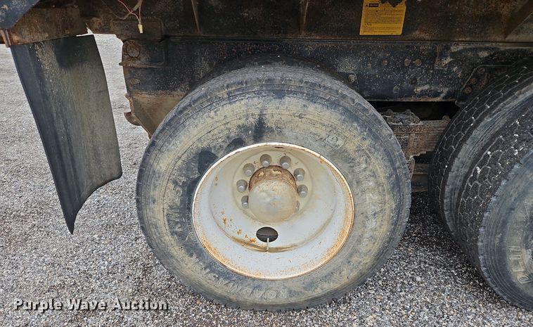 image for item LM9057 1995 Ford L9000  dump truck