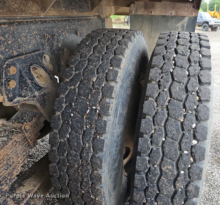 image for item LM9057 1995 Ford L9000  dump truck