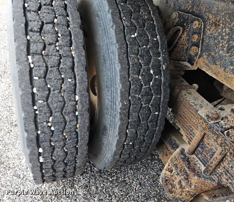 image for item LM9057 1995 Ford L9000  dump truck