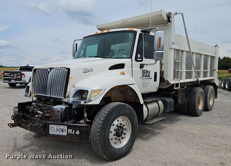 image for item LM9063 2006 International 7400  dump truck