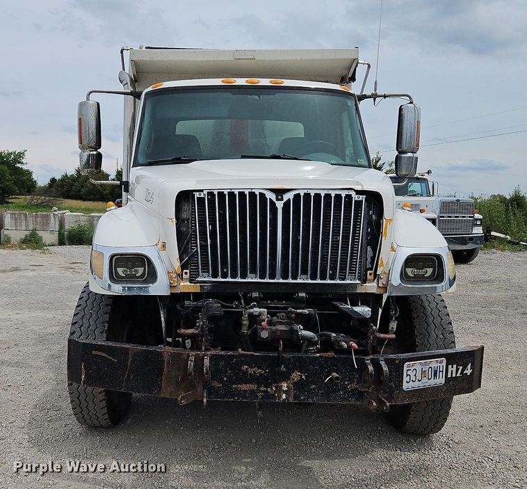 image for item LM9063 2006 International 7400  dump truck