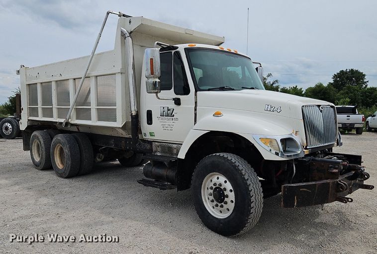 image for item LM9063 2006 International 7400  dump truck