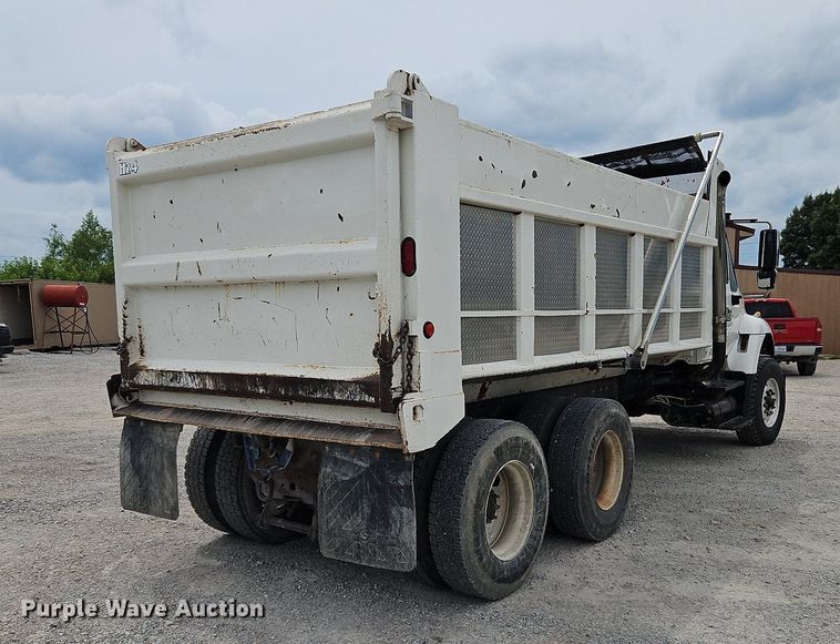 image for item LM9063 2006 International 7400  dump truck