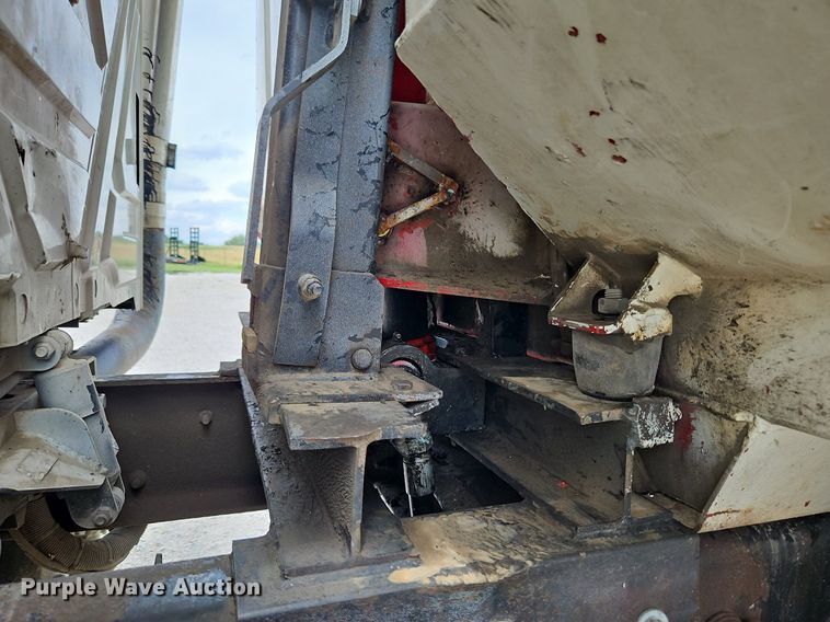 image for item LM9063 2006 International 7400  dump truck