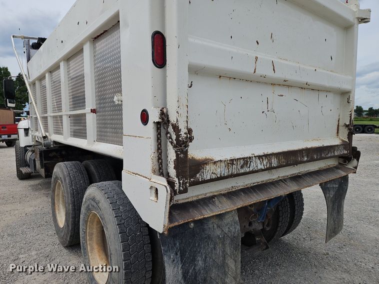 image for item LM9063 2006 International 7400  dump truck