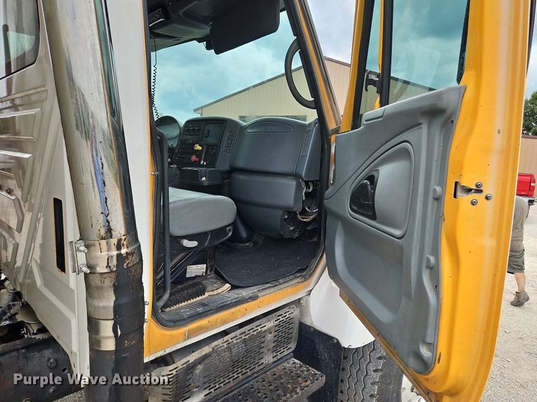 image for item LM9063 2006 International 7400  dump truck