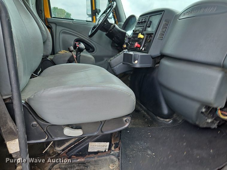 image for item LM9063 2006 International 7400  dump truck