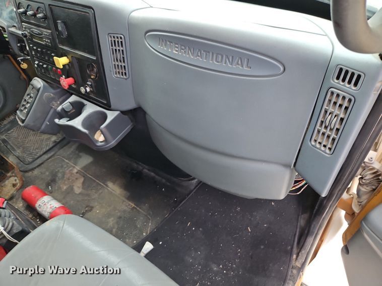 image for item LM9063 2006 International 7400  dump truck