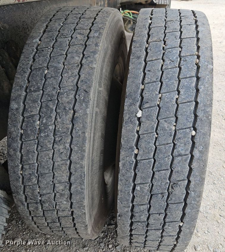 image for item LM9063 2006 International 7400  dump truck