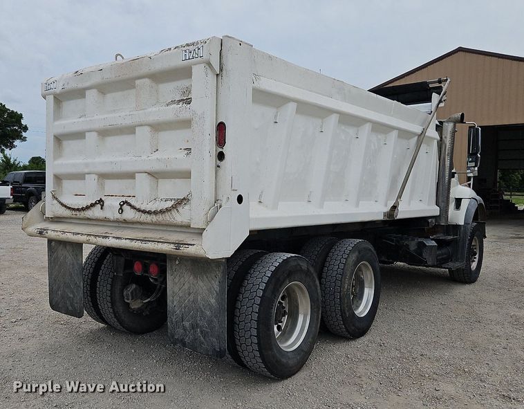 image for item LM9064 2006 International 7600 SBA  dump truck
