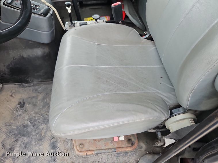 image for item LM9064 2006 International 7600 SBA  dump truck