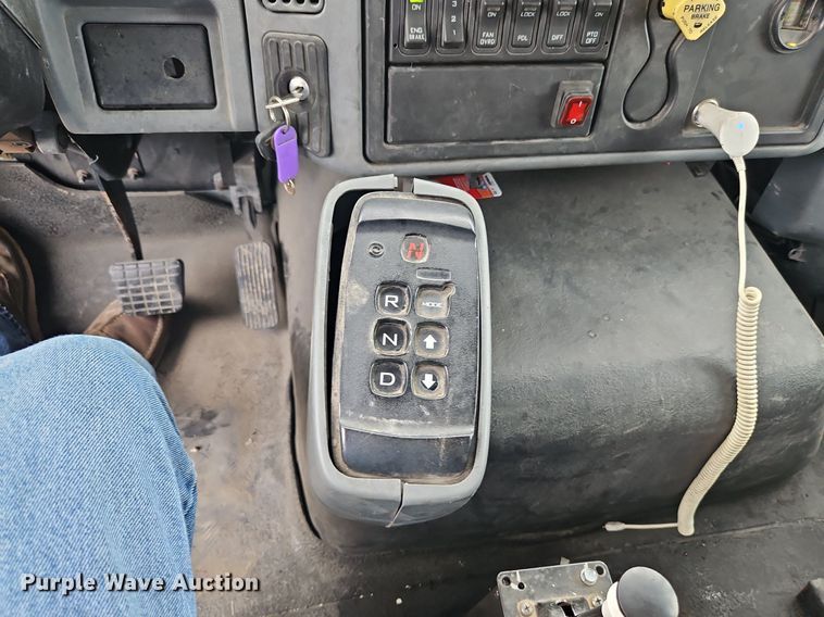 image for item LM9064 2006 International 7600 SBA  dump truck