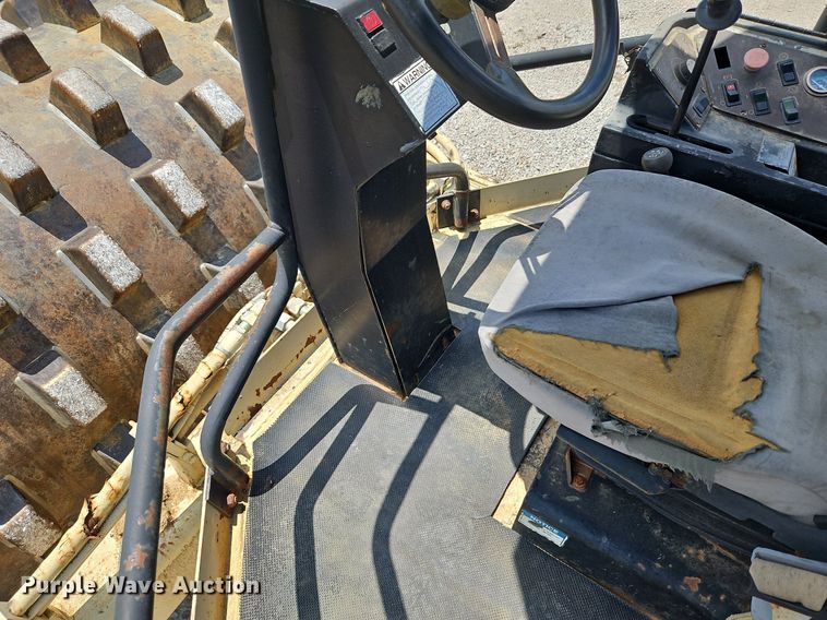 image for item LM9067 2000 Ingersoll Rand SD-110F  single drum vibratory roller