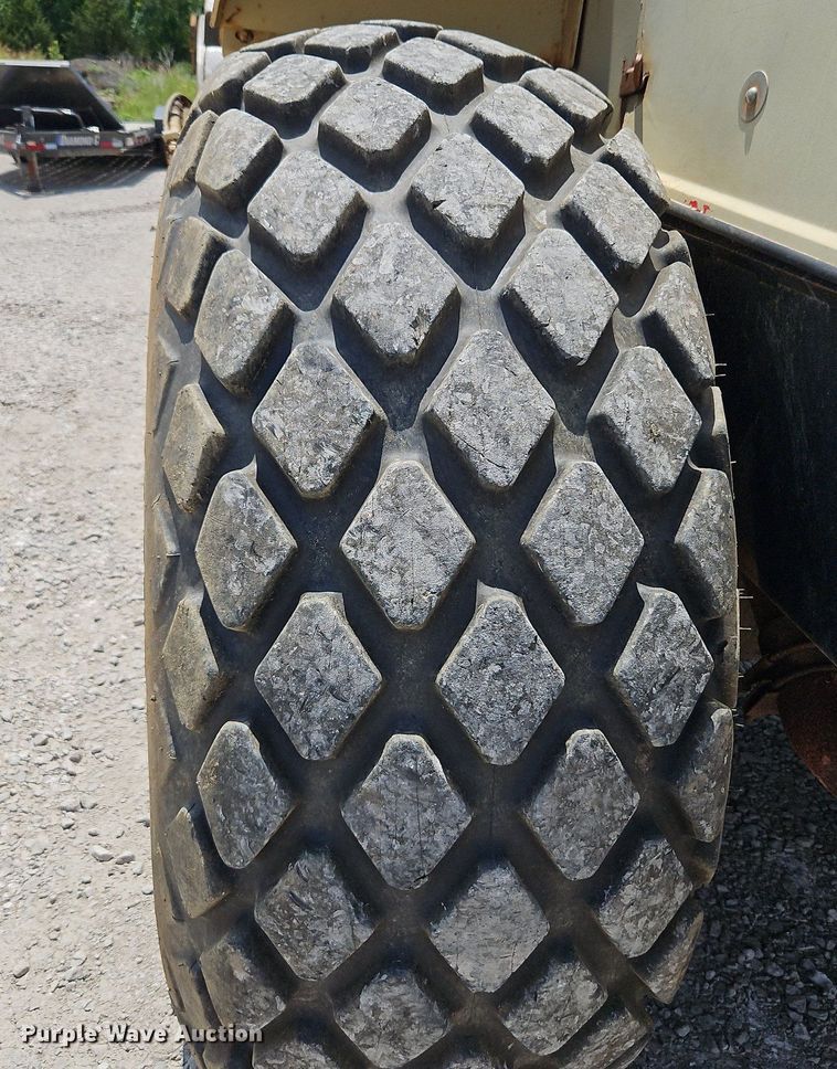 image for item LM9067 2000 Ingersoll Rand SD-110F  single drum vibratory roller