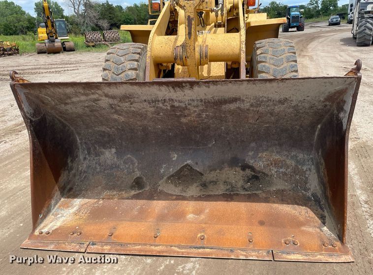 image for item LS9328 1995 John Deere 624G  wheel loader