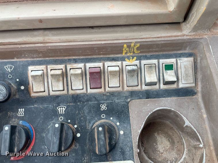 image for item LS9328 1995 John Deere 624G  wheel loader