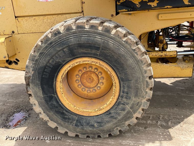 image for item LS9328 1995 John Deere 624G  wheel loader