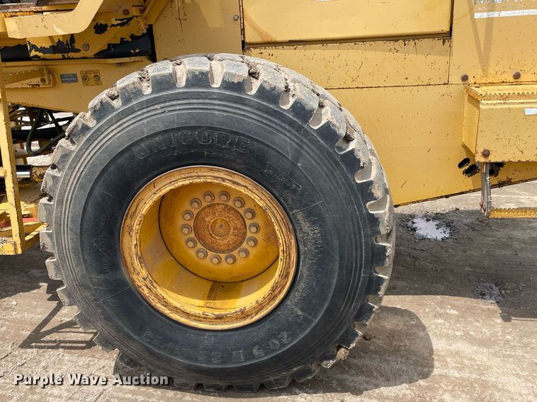 image for item LS9328 1995 John Deere 624G  wheel loader