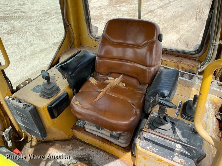 image for item LS9331 1996 John Deere 750C  dozer