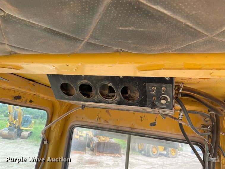 image for item LS9331 1996 John Deere 750C  dozer