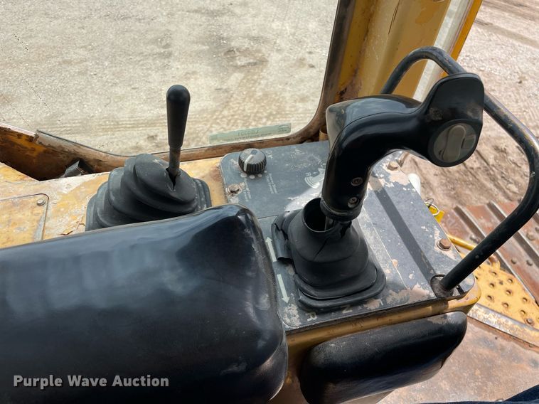 image for item LS9331 1996 John Deere 750C  dozer