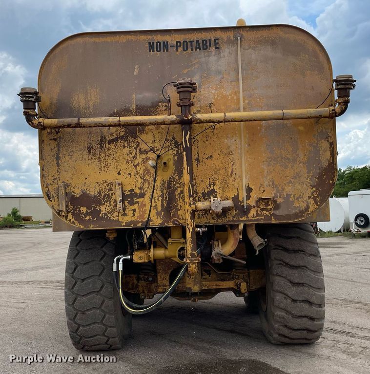 image for item LS9332 2000 Caterpillar D300E Series II  water wagon