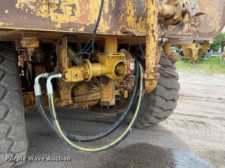 image for item LS9332 2000 Caterpillar D300E Series II  water wagon